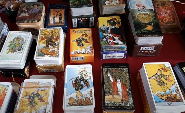 Чем опасны карты Таро: объяснение для гадающего и начинающего