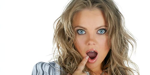 девушка открыла рот