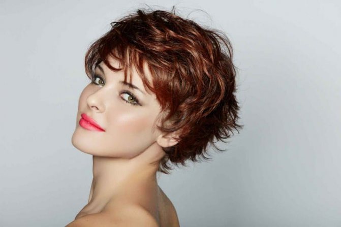 Девушка с короткой стрижкой