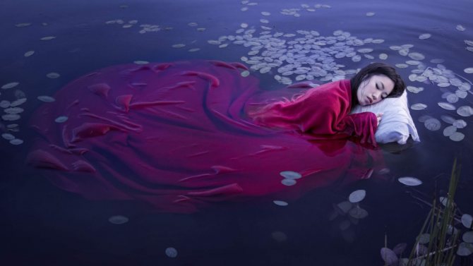 Девушка спит в воде