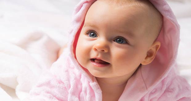 Красивая маленькая девочка