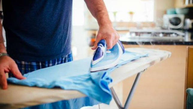 мужчина за глажкой