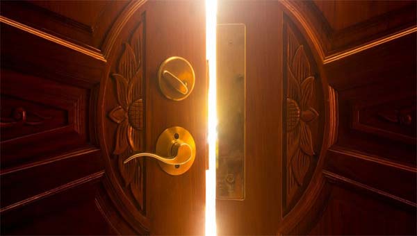 просвет сквозь дверь