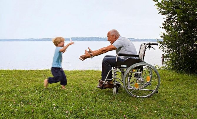 Ребенок бежит к деду